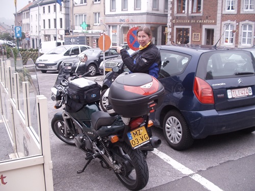 Anet staat bij de motor